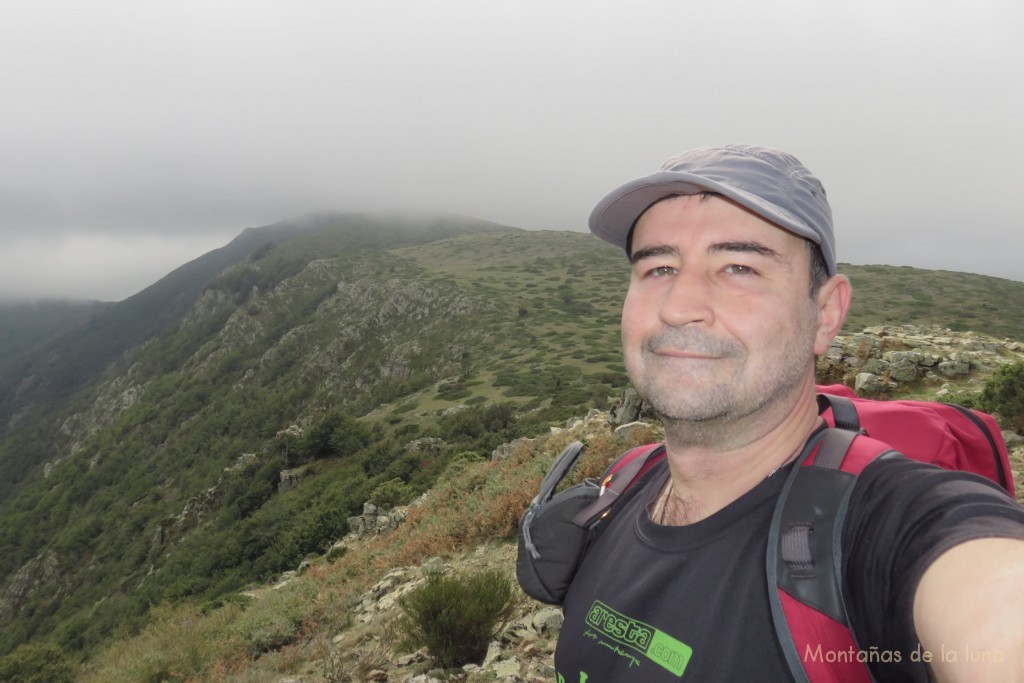 Joaquín en la cima del Turó Gros del Pujol, 1.577 mts., detrás el Matagalls cubierto